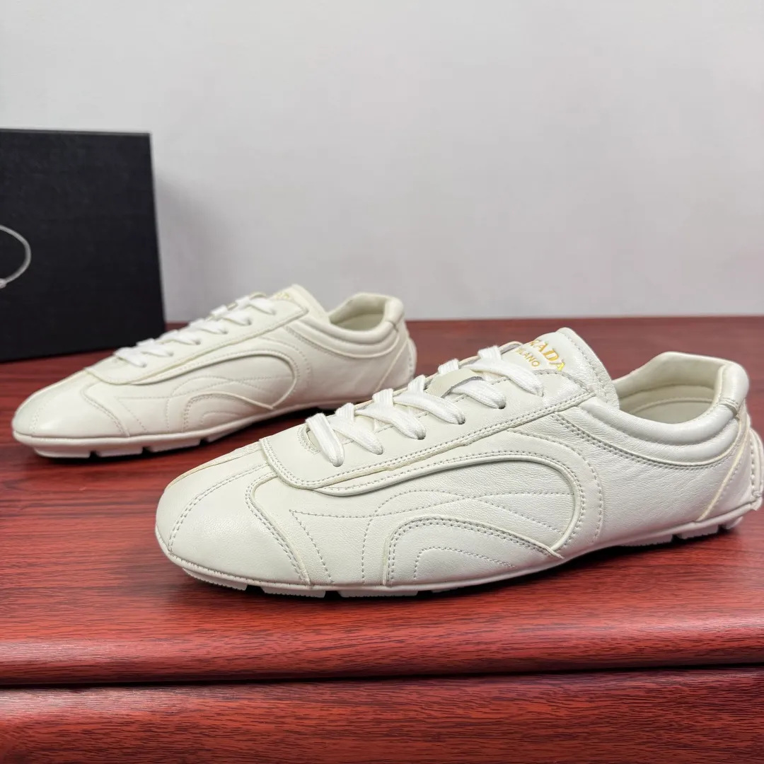 Batch 780 Prada/Prada Montecarlo Re-Edition 2005 Nappa sheepskin/nubuck leather sneakers, men's men's men's shoes for easy shipping! Featuring an antique finish, these sneakers combine style and comfort in a sophisticated and innovative design. The silhouette inspired by driving shoes is soft and flexible, and the deconstructed sole gives it a lightweight look and smooth aesthetic. Prominent top stitching enhances the sporty soul of this hybrid sneaker. It is paired with a lightweight and flexible rubber sole, a visible convex sole pattern embellishment, and a wrapped insole. The whole package! Size: 39-40-41-42-43-44 Leather shoe size Item number: 4E1165 Sheepskin white